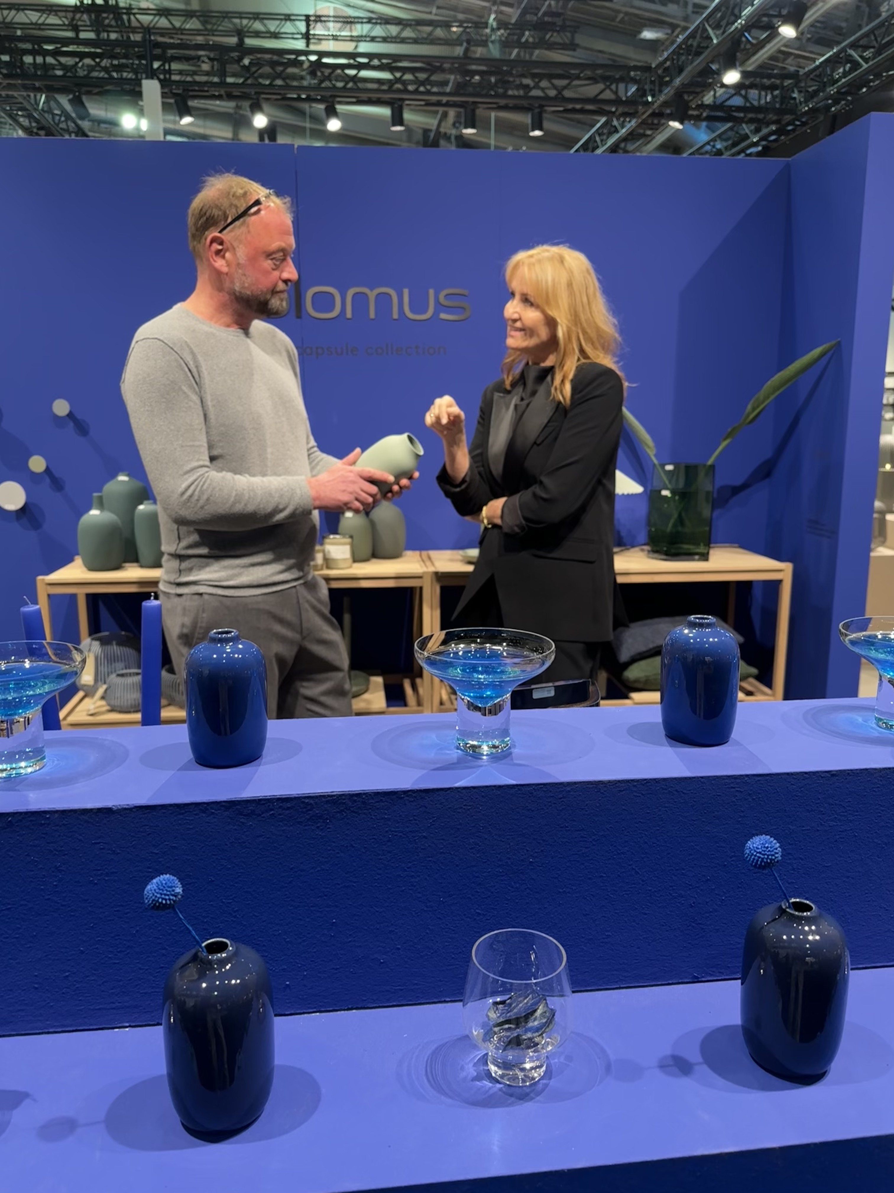 Produktpräsentation am blomus Messestand mit Vasen und Glasobjekten im Gespräch