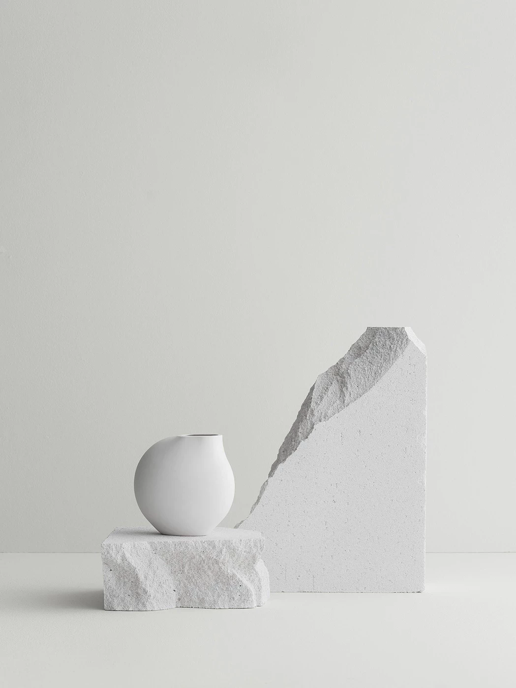 Vase auf einem weißen Stein